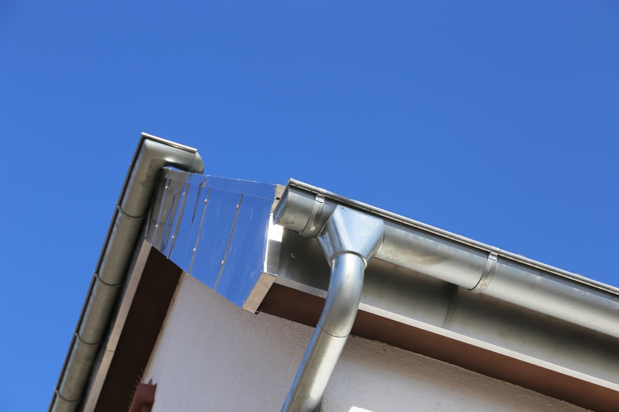 La pose neuve de gouttières en zinc