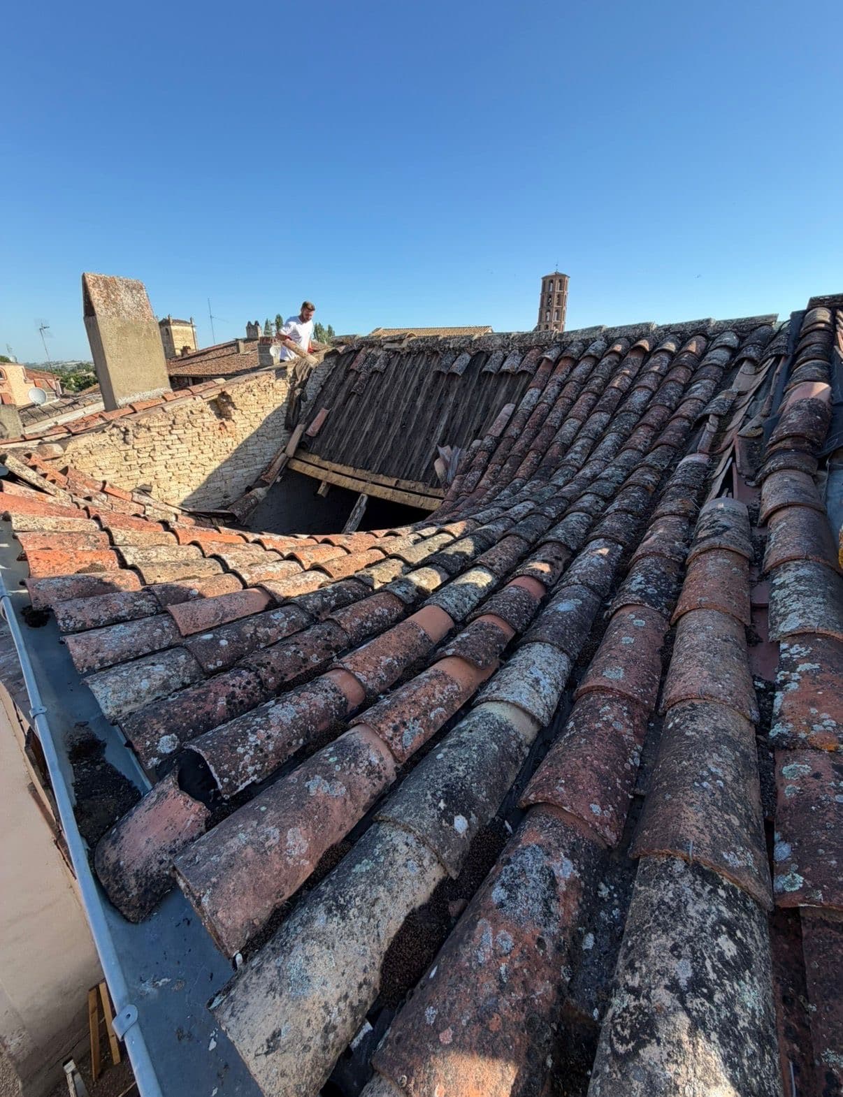 Toiture en tuiles canal en partie déposée, charpente ancienne mise à nu près de Bessières